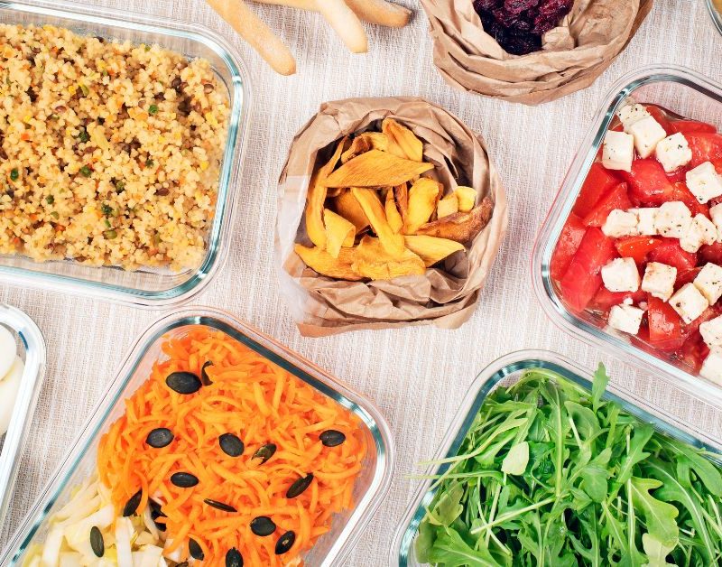 batch cooking de verano con comidas frescas preparadas para la semana