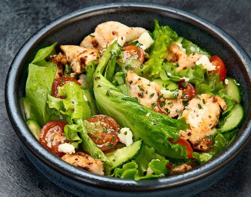 ensaladas completas y saciantes con verduras proteína e hidratos