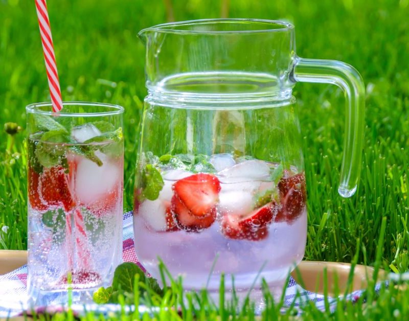 hidratación en verano con agua frutas frescas y bebidas saludables