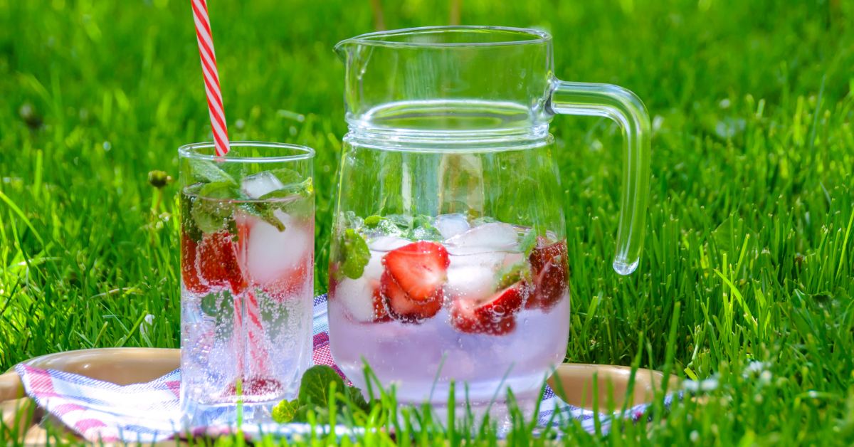 hidratación en verano con agua frutas frescas y bebidas saludables